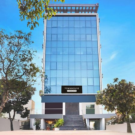 Super Townhouse Lohegaon Near Pune Airport Formerly Landmark Regency Lohogaon Exteriör bild