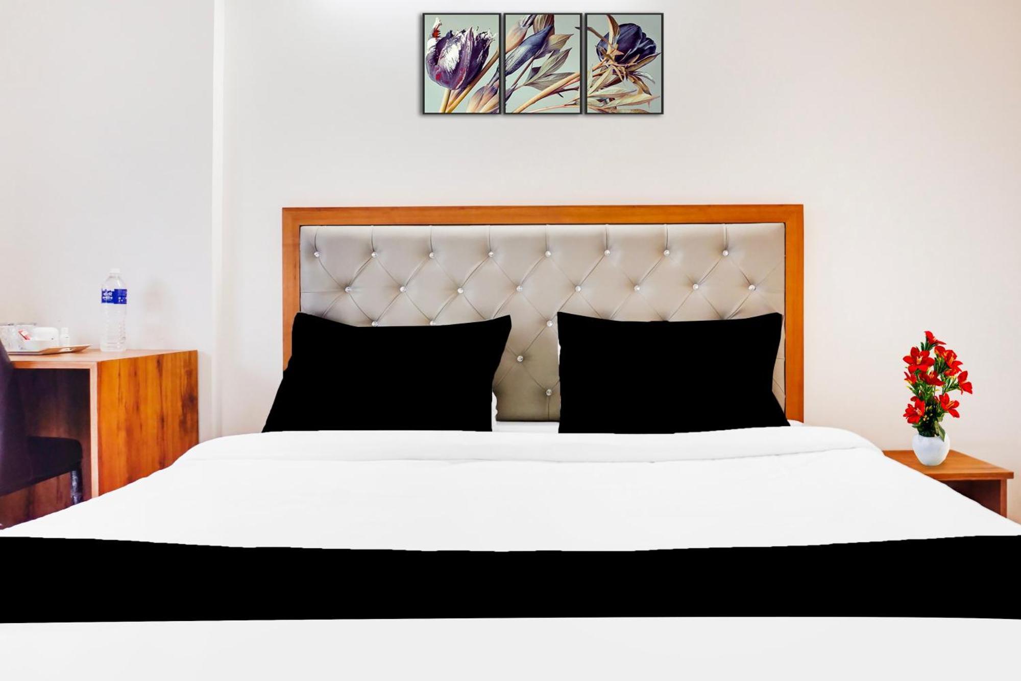 Super Townhouse Lohegaon Near Pune Airport Formerly Landmark Regency Lohogaon Exteriör bild