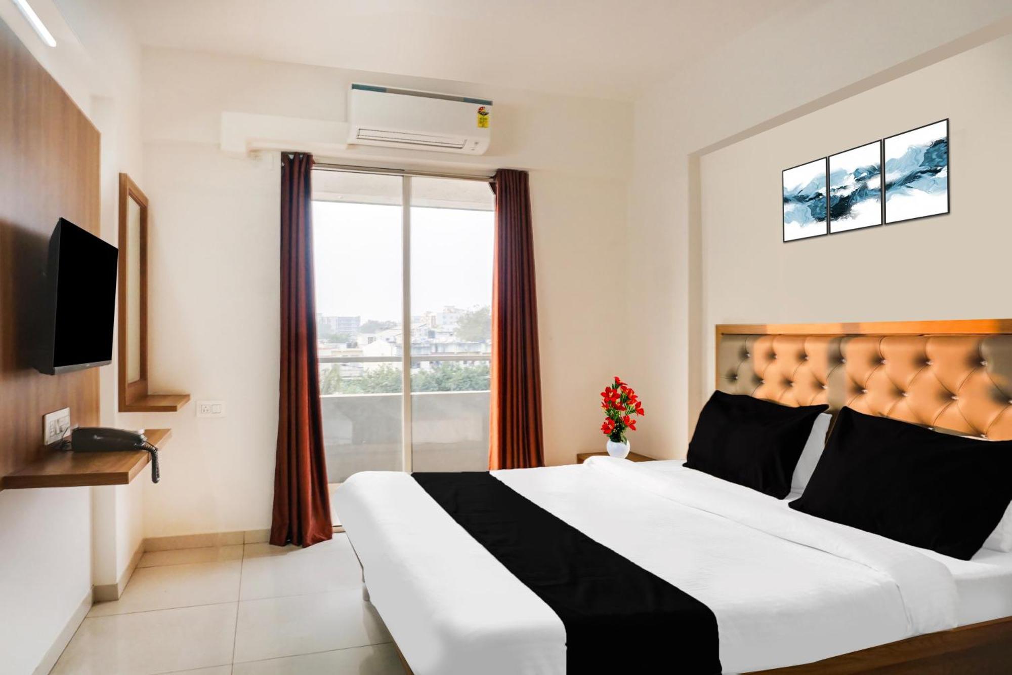 Super Townhouse Lohegaon Near Pune Airport Formerly Landmark Regency Lohogaon Exteriör bild